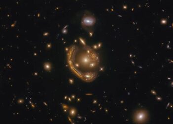 Hubble Uzay Teleskobu, devasa Einstein halkasını görüntüledi