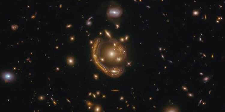 Hubble Uzay Teleskobu, devasa Einstein halkasını görüntüledi