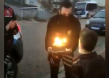 Zihinsel engelli Yiğit’e doğum gününde polisler sürpriz yaptı
