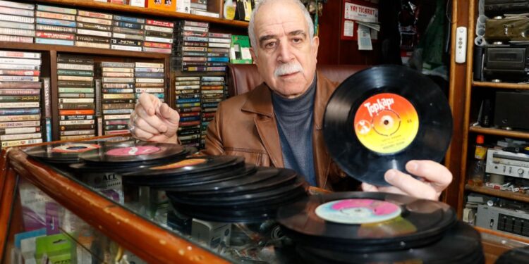 45 yılda 13 bin plak ve kaset arşivledi