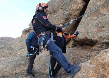 Dağcılar tecrübelerini AFAD görevlilerine aktarıyor