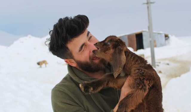 Evinde büyüttüğü oğlaklara isimleriyle sesleniyor