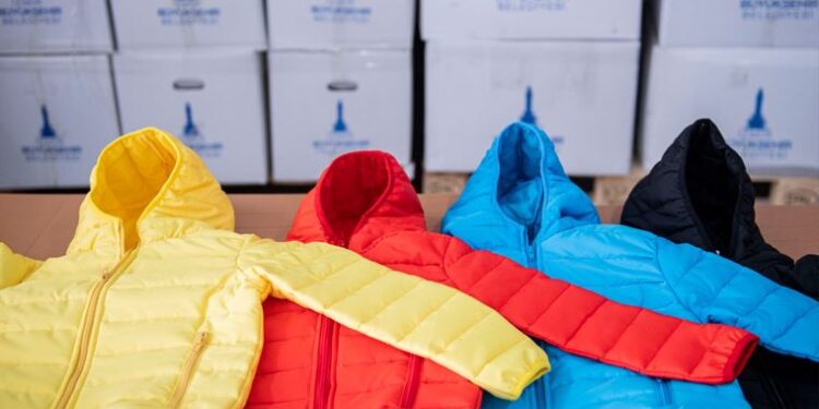 İzmir’de 25 bin öğrenciye kırtasiye, mont ve bot desteği