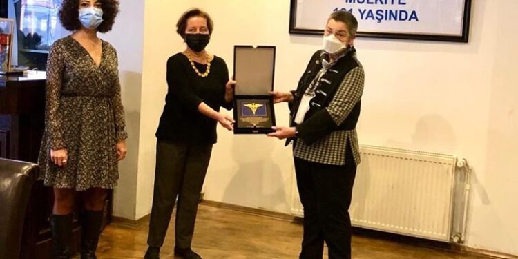 Mülkiyelilerden Türk Tabipleri Birliği’ne ödül