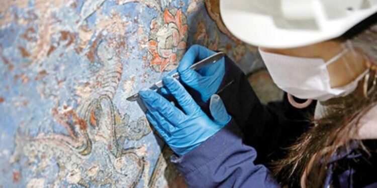 Topkapı Sarayı’nda beton sıvanın altından 500 yıllık süsleme çıktı