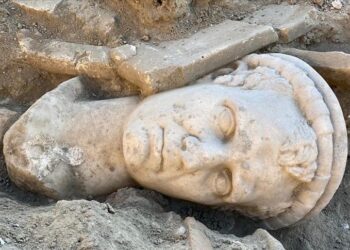 Denizli’deki Laodikya Antik Kenti’nde 2 bin yıllık rahip başı heykeli bulundu