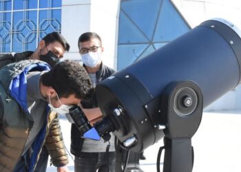 Güneş sistemi ve Dünya’nın hareketini tartışan 4 gençten bilim gezisi