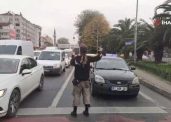 Kırmızı ışıkta jonglör gösterisi | Video