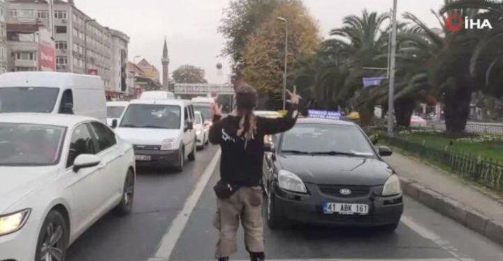 Kırmızı ışıkta jonglör gösterisi | Video