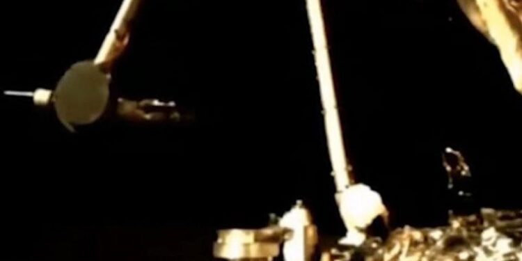 Chang’e-5’in Ay’da kaya örnekleri topladığı o anlar görüntülendi