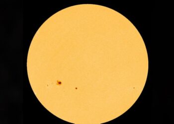 NASA, Güneş yüzeyinde Dünya’dan büyük ‘güneş lekeleri’ görüntüledi