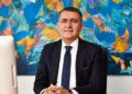 Okuduğu kitabın özetini çıkartıp çevresiyle paylaşan patron