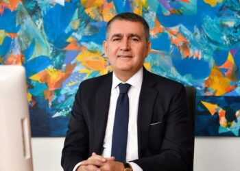 Okuduğu kitabın özetini çıkartıp çevresiyle paylaşan patron