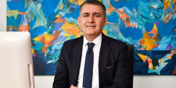 Okuduğu kitabın özetini çıkartıp çevresiyle paylaşan patron