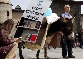 At arabalı ve eşekli gezici kütüphane sokaklarda