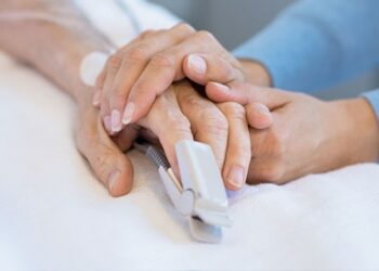 El ele tutuşmak acıyı azaltıyor