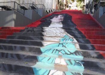 Mimozalı Kadın eseri merdivene resmedildi