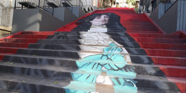 Mimozalı Kadın eseri merdivene resmedildi