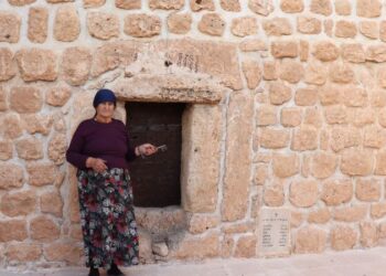 Papazı olmayan kilisenin 40 yıldır bakımını yapıp, ziyaretçileri karşılıyor