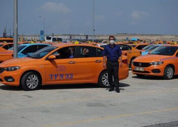 Taksisinde unutulan 300 bin Avro’yu sahibine teslim etti