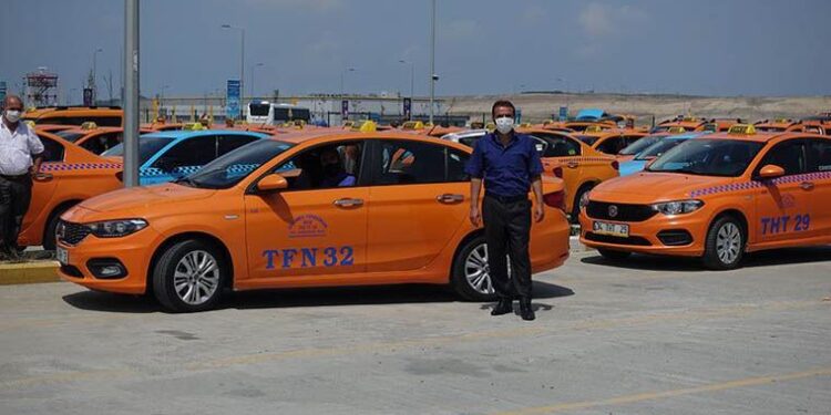 Taksisinde unutulan 300 bin Avro’yu sahibine teslim etti