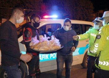 Polislere çorba ikramı yaptılar