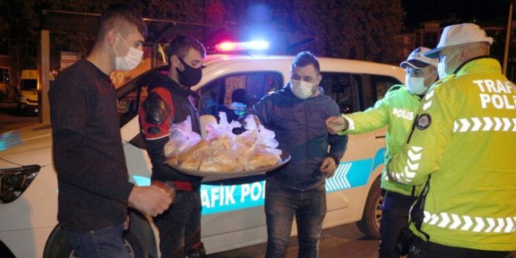 Polislere çorba ikramı yaptılar