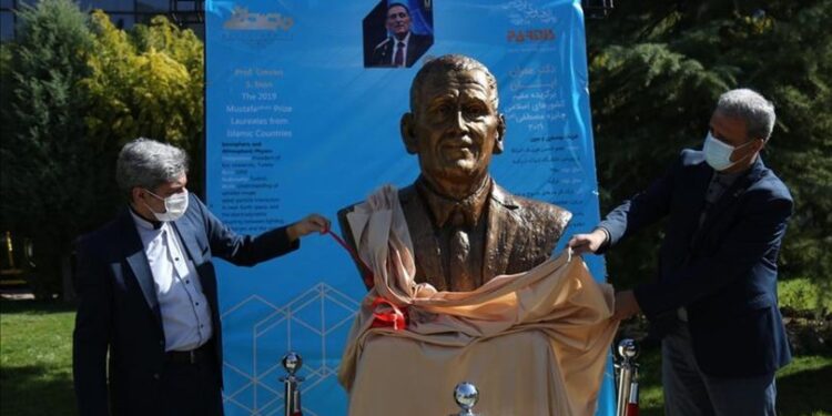 Prof. Dr. Ümran İnan’ın büstü Tahran Bilim Parkı’nda açıldı