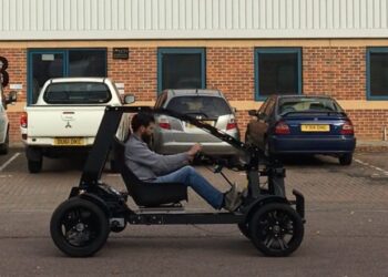 3 D yazıcıyla geri dönüştürülmüş plastikten elektrikli otomobil yaptılar