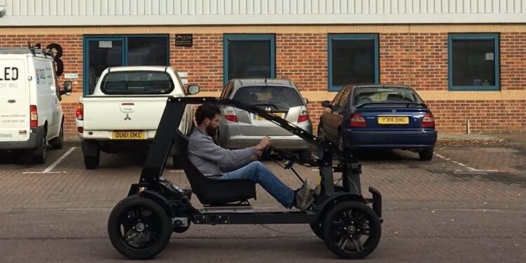 3 D yazıcıyla geri dönüştürülmüş plastikten elektrikli otomobil yaptılar