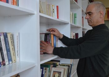 Mahalle muhtarının kurduğu mini kütüphaneye destek yağıyor