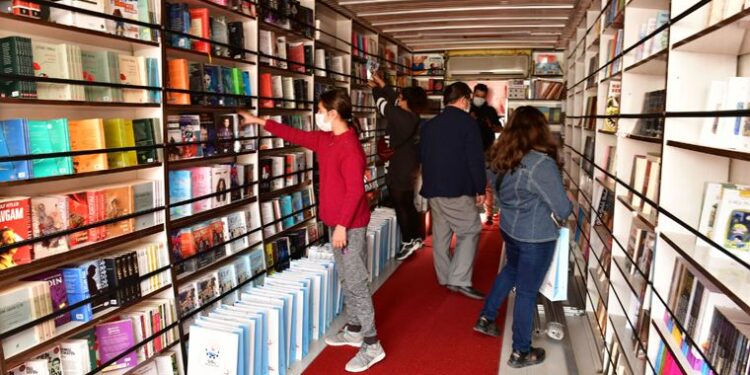 ‘Edebiyat Otobüsü’ kapılarını açtı