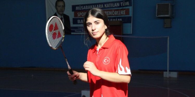 Gönüllü olarak çalıştırdığı sporcuyu milli takıma kazandırdı