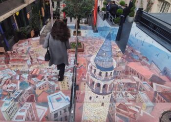 Galata Kulesi merdivenlere resmedildi