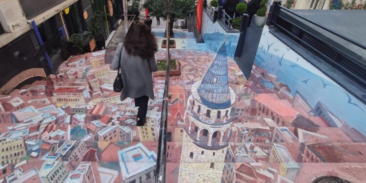 Galata Kulesi merdivenlere resmedildi