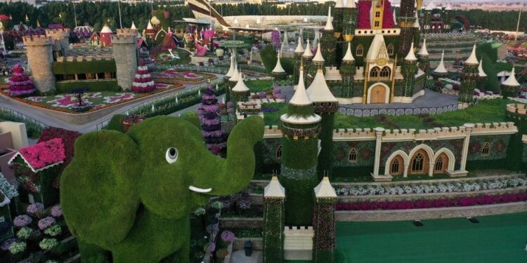 Dünyanın en büyük çiçek bahçesi Dubai’de açıldı