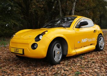 Çöplerden elektrikli araba yaptılar