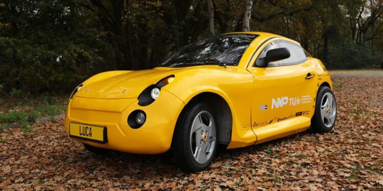 Çöplerden elektrikli araba yaptılar