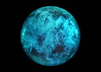 Jüpiter’in uydusu Europa’nın karanlıkta parladığı keşfedildi