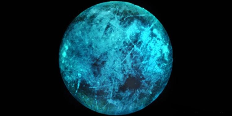 Jüpiter’in uydusu Europa’nın karanlıkta parladığı keşfedildi