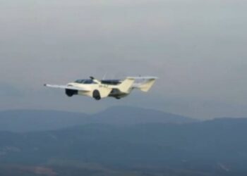 Uçan araba ‘aircar’ deneme uçuşunu başarıyla tamamladı