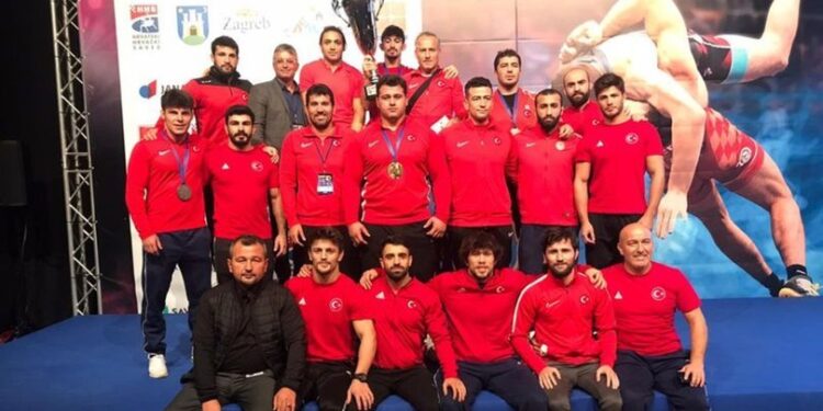 Milli güreşçiler şampiyon