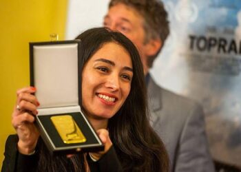 Hiç beklemediği ödülü gözyaşlarıyla aldı