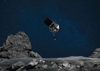 NASA’nın uzay aracı topladığı gök taşı örneklerini dünyaya getirecek kapsüle yerleştirdi