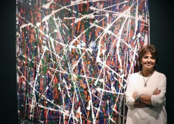 Çocuklara burs sağlamak için resim yapıyor