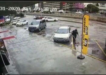 Temizlik görevlisinden örnek davranış!