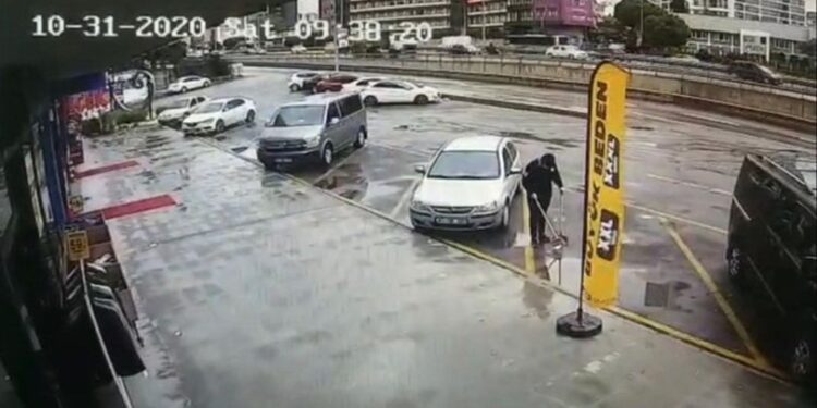 Temizlik görevlisinden örnek davranış!