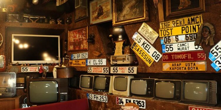 1 milyon parça biriktirdi! Lokantayı müzeye çevirdi