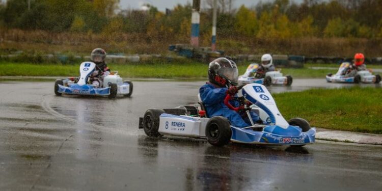 İlk Rus elektrikli otomobil yarışında arabalar lityum iyon pillerle donatıldı