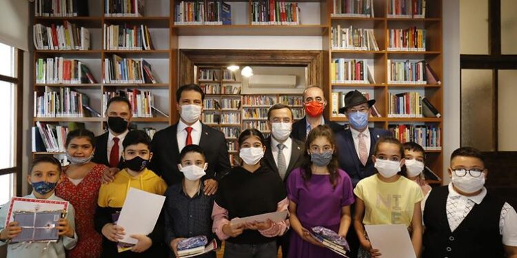 İzmir’in ilk 7 – 24 açık kütüphanesi açıldı